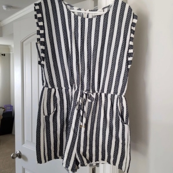 Adorable striped romper with side pockets!!! - Picture 6 of 6